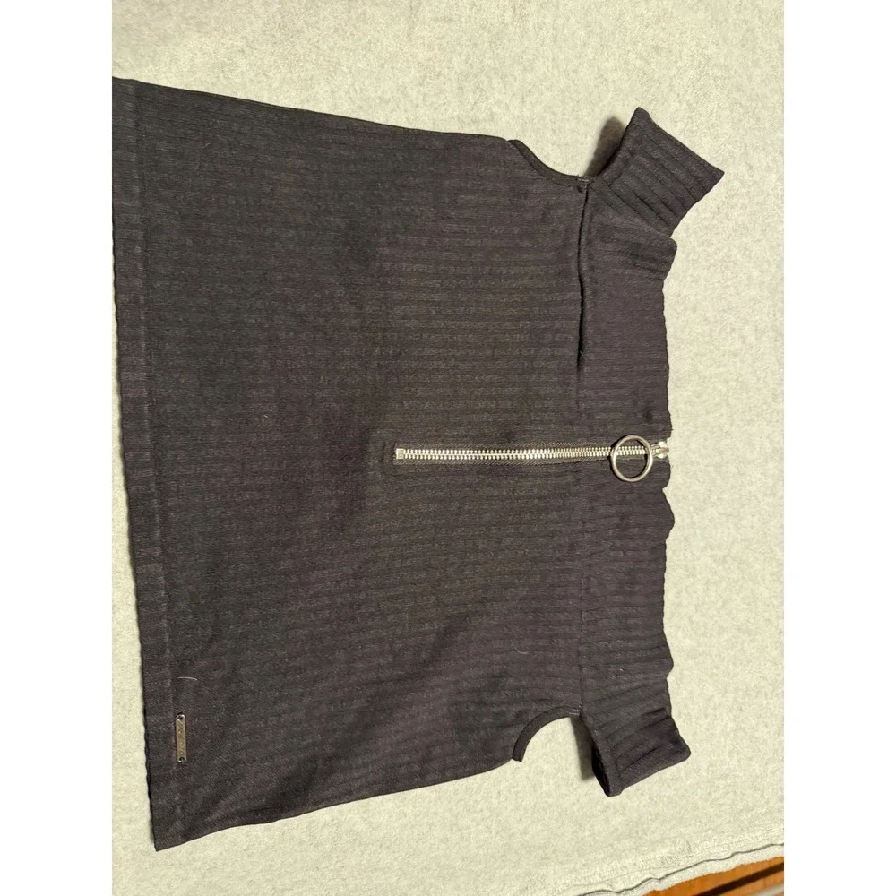 Kendall & Kylie Black Ribbed Off The Shoulder Ring Zip Crop Top Large